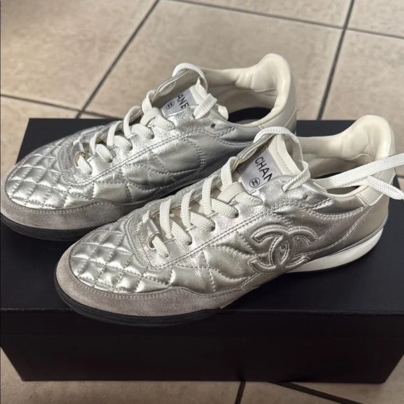 CHANEL メタリックスニーカー シルバー Sneakers - Fabric & laminated, white & silver — Fashion | CHANEL